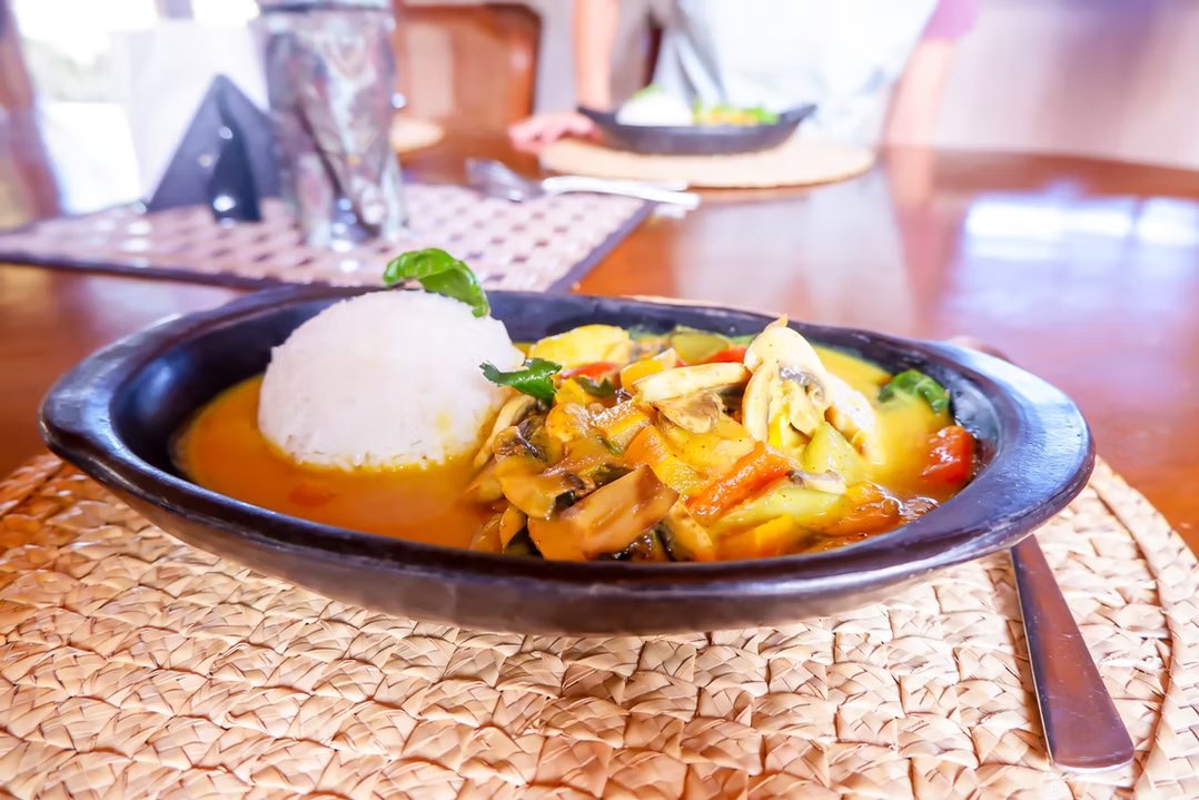 Curry de vegetales con arroz servido en la mesa