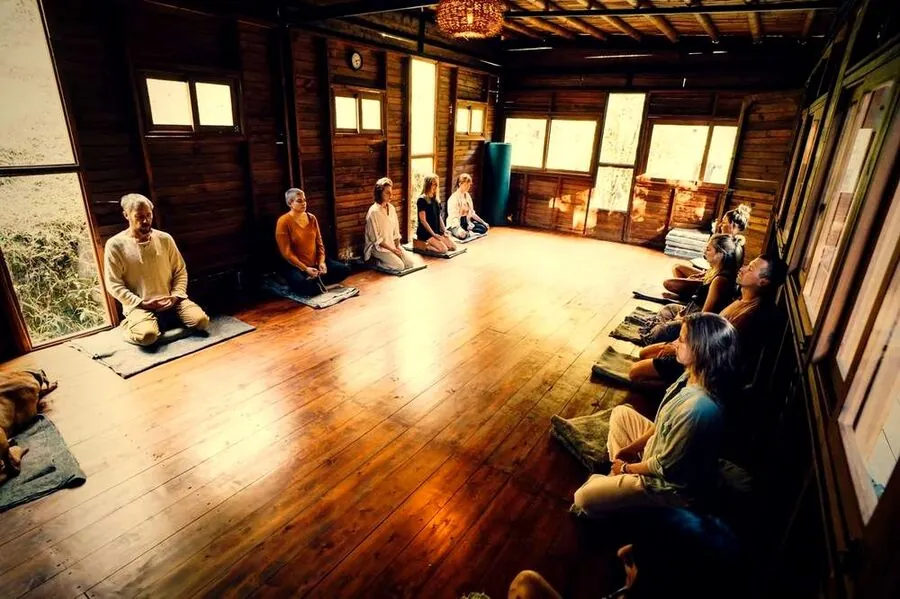 Sesión de meditación grupal en el salón del templo