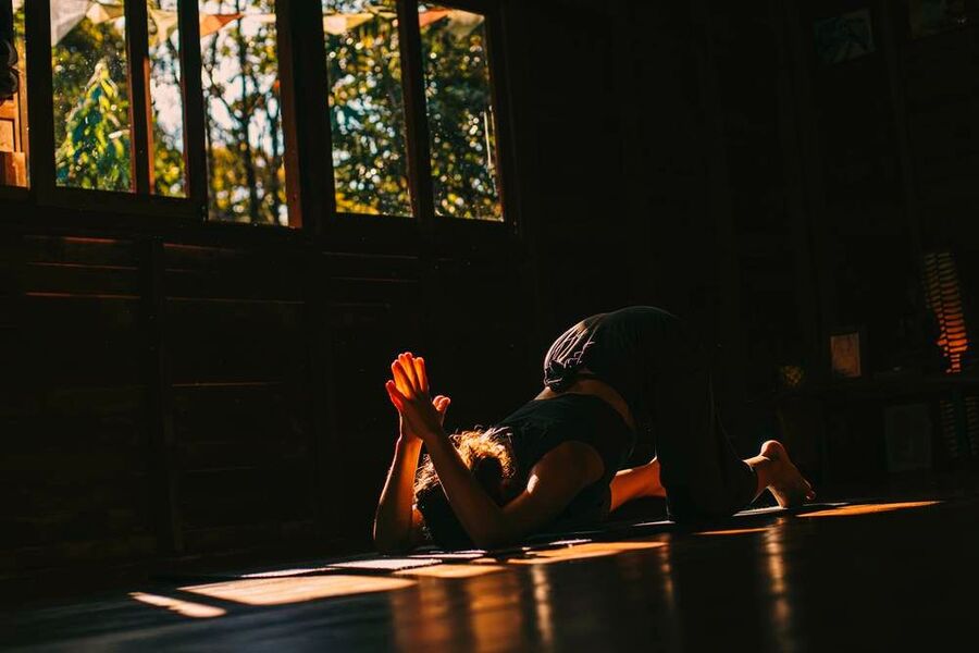 Un huésped en meditación solitaria al atardecer