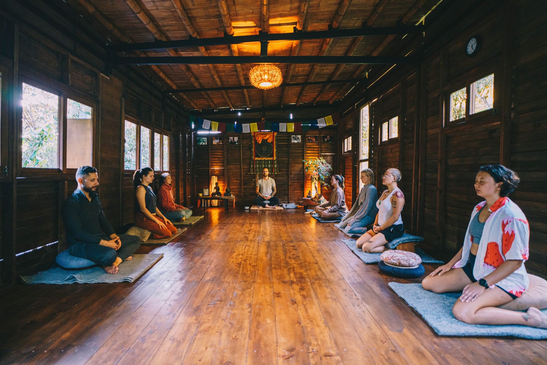 Sesión de meditación grupal en La Casa de Loto con el maestro y el perro al frente del salón
