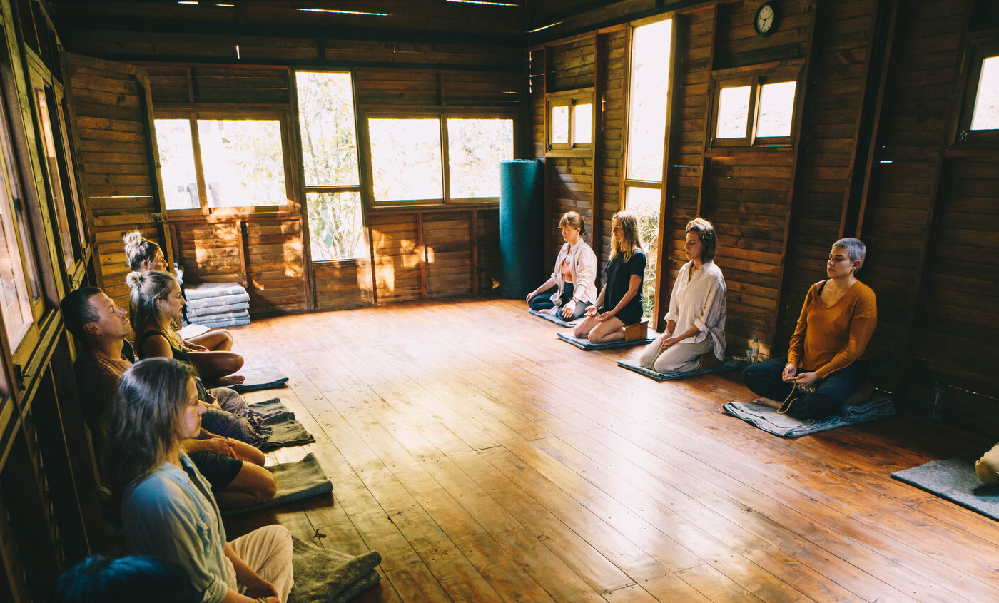Sesión de meditación grupal en el salón de meditación